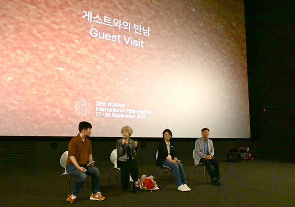 제30회 부산국제영화제에 초청된 독립 다큐 영화 '빨간나라를 보았니'의 감독과 출연자들이 관객과의 대화에 참여하고 있다. (왼쪽부터) 김보년 서울아트시네마 프로그래머, 홍영아 감독, 임미애 국회의원, 김현권 촬영 당시 경북 구미(을) 후보.