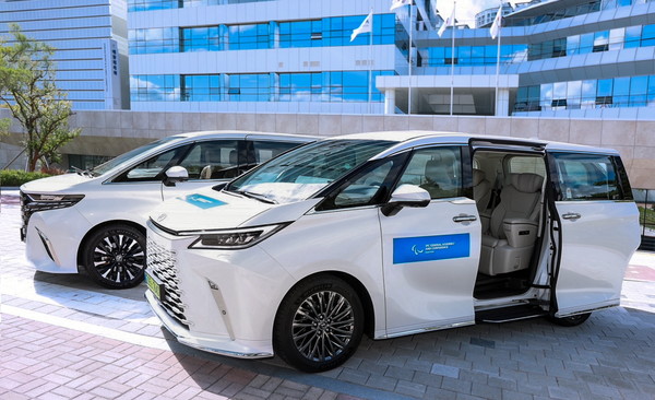 2025 서울 IPC 정기총회 의전 차량으로 활용될 '토요타 알파드'(왼쪽)와 '렉서스 LM'. /사진=한국토요타자동차