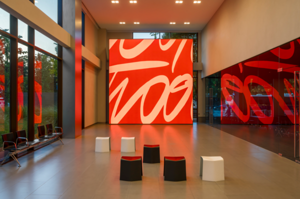 현대카드가 '현대카드 MoMA 디지털 월'에서 미국의 인공지능(AI) 시각 예술가 '사샤 스타일스(Sasha Stiles)'의 작품 '살아있는 시(A LIVING POEM)'를 선보인다. / 사진=현대카드