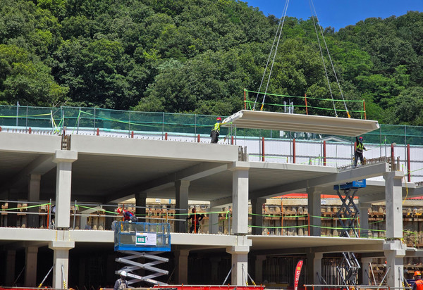 롯데건설이 공동주택 현장에서 PC공법을 활용해 지하 주차장을 시공하고 있다./사진=롯데건설