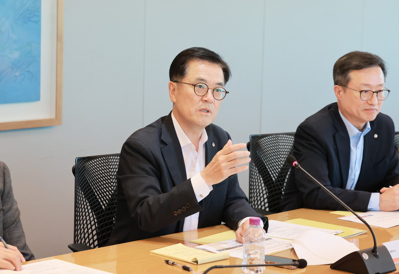 18일(목) 열린 ‘고객신뢰혁신 TF’ 출범 킥 오프 미팅에서 이경근 대표이사 사장(사진 중앙)이 발언하고 있다. / 사진=