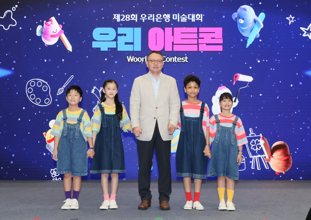 지난 20일 킨텍스(KINTEX)에서 열린 '우리아트콘'에서 우리은행 정진완 행장과 우리다문화어린이합창단 대표 어린이들이 기념사진을 촬영하고 있다. / 사진=우리은행