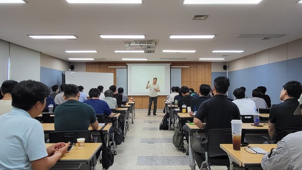 협력사  안전관리자들이 전문화교육을 경청하고 있다./사진=한화 건설부문