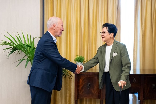 이재현 CJ그룹 회장이 영국 런던에서 스포츠 마케팅 전문가 마이클 페인 대표를 만나 악수를 나누고 있다. / 사진=CJ그룹