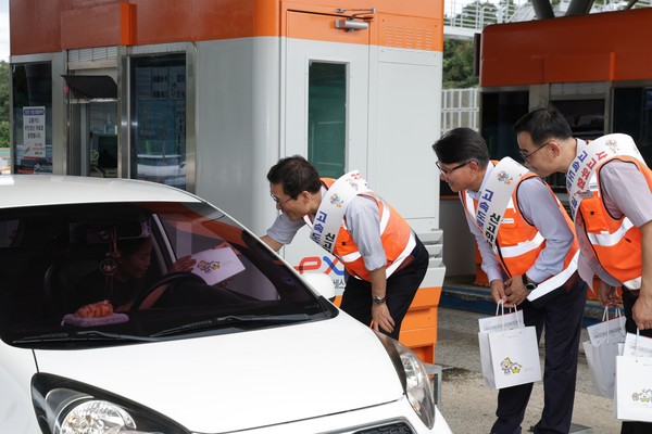 22일 호남고속도로 동광주영업소에서 함진규 한국도로공사 사장(오른쪽 세 번째)과 임직원들이 대한민국 새단장 캠페인을 실시하고 있다. /사진=한국도로공사
