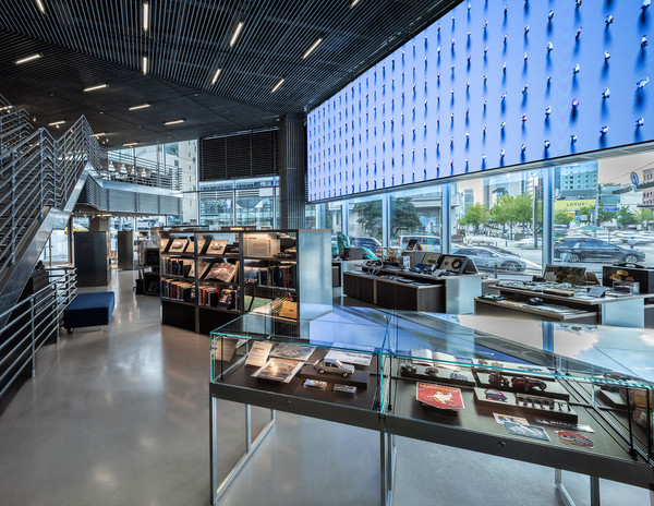 현대 모터스튜디오 서울 1~2층에 위치한 '오토라이브러리'./사진=현대자동차그룹