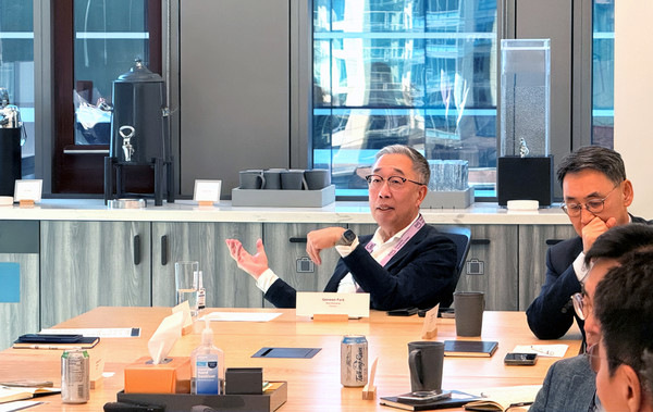 (가운데) 박지원 두산그룹 부회장이 현지시간 22일 미국 시애틀 아마존 본사를 방문해 AI 기반 경영혁신 사례에 대한 질문을 하고 있다./사진=두산그룹