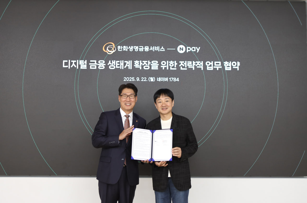 (왼쪽부터) 한화생명금융서비스 최승영 대표이사, 네이버페이 박상진 대표이사가 22일 ‘한화생명금융서비스-네이버페이 업무 협약식’ 현장에서 기념 촬영을 하고 있다. / 사진=한화생명