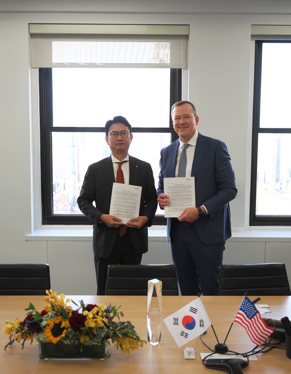 NH투자증권은 엑스펜시브와 탄소크레딧 사업 강화를 위한 업무협약(MOU)을 체결했다고 23일 밝혔다. 박건후 NH투자증권 Client솔루션본부장(왼쪽부터)과 존 멜비 엑스펜시브 대표이사가 22일(현지시각) 뉴욕 사무소에서 열린 협약식 후 기념촬영 하고 있다. 사진=NH투자증권