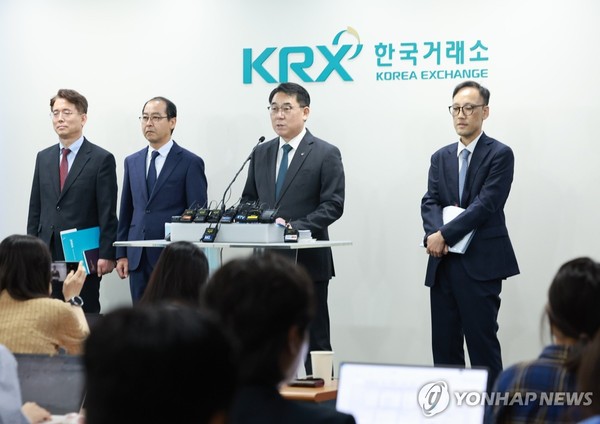이승우(왼쪽 세번째) 주가조작 근절 합동대응단장이 23일 서울 영등포구 한국거래소 서울사무소에서 '불공정거래 행위 관련 사건 1호' 브리핑을 하고 있다. 사진= 연합뉴스