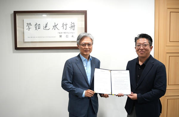 HL디앤아이한라 2025년 임단협 체결식. 홍석화 수석사장(왼쪽)과 강석진 노조위원장. /사진=HL디앤아이한라