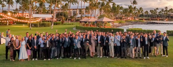 지난 2월 미국 페어몬트 하와이 호텔에서 열린 '미래에셋 ETF Rally 2025'에서 박현주 미래에셋그룹 회장과 글로벌 ETF 임직원들이 기념사진을 촬영하고 있다. 사진＝미래에셋자산운용