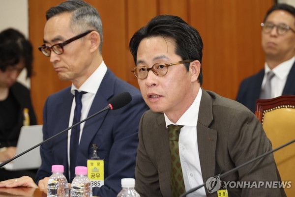 조좌진 롯데카드 대표이사가 24일 국회 과학기술정보방송통신위원회에서 열린 통신·금융 대규모 해킹사고에 대한 청문회에서 위원 질의에 답하고 있다. / 사진=연합뉴스