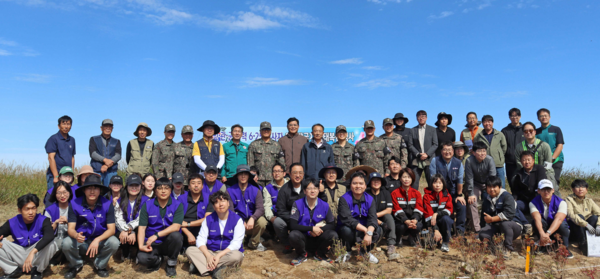 지난 23일 'DMZ 산림 훼손지 복원 행사'에서 효성그룹 임직원과 이건종 효성화학 대표, 임영석 국립수목원장, 남진오 육군 제21사단장, 서흥원 양구군수 등 인사들이 기념사진을 찍고 있다./사진=효성