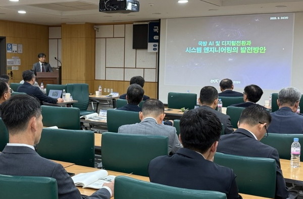 원준희 방산중소벤처기업협회 회장은 24일 국회의원회관에서 열린 '국방AI 응용을 위한 시스템엔지니어링 활용전략' 세미나에서 AI 등 첨단기술이 국방에 미칠 영향을 전망하고 대한민국 방위산업이 나아가야 할 방향을 제시했다./사진=방산중소벤처기업협회