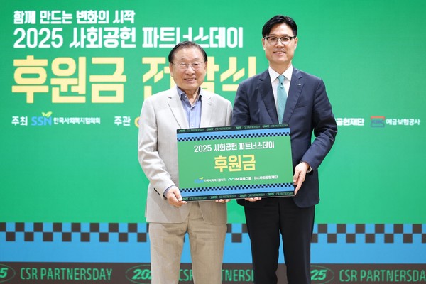 김성이 한국사회복지협의회장과 성태문 iM금융지주 그룹가치경영총괄 부사장(왼쪽부터)이 ‘사회공헌 파트너스데이’ 후원금 전달식에서 기념촬영을 하고 있다. / 사진=iM금융그룹