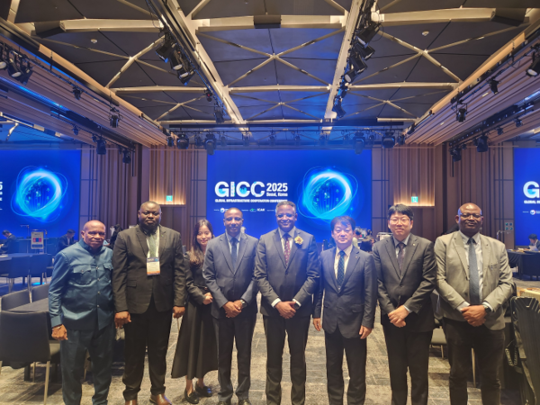 건설공제조합 금융사업본부장(오른쪽 세 번째)이 지난 17일 열린 GICC 행사에서 탄자니아 총리실 관계자들과 기념사진을 촬영하고 있다. /사진=건설공제조합