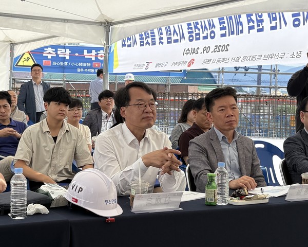 (왼쪽부터) 신재욱 광주광역시  종합건설본부장, 신홍철 두산건설 상무 등이 24일 열린 '레미콘 생산검증 시스템' 시연회에 참석했다./사진=두산건설