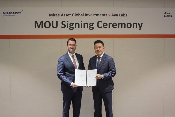 미래에셋자산운용은 25일 블록체인 플랫폼 아발란체(Avalanche)의 개발사 아바랩스(Ava Labs)와 펀드 토큰화 및 온체인 운용·결제 시스템 공동 개발을 위한 양해각서(MOU)를 체결했다. 아바랩스 존 나하스(John Nahas) CBO 왼쪽부터, 김영환 미래에셋자산운용 혁신·글로벌경영 부문 대표(사장)가 기념촬영을 하고 있다. 사진=미래에셋자산운용