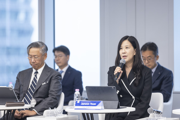 지난 24일 서울 여의도에 위치한 신한투자증권 본사에서 국내외 기관투자자 약 50개사를 초청해 진행된 '라운드테이블' 미팅에서 윤재원 신한지주 이사회 의장(오른쪽)이 기관투자자들의 질문에 답하고 있다. 왼쪽은 이용국 사외이사. / 사진=신한금융