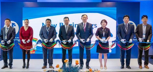 지난 24일(현지시간) 멕시코 멕시코시티 소재 뉴욕 라이프타워에서 진행된 현지법인 멕시코신한은행 확장이전 기념식에서 서승현 신한은행 글로벌사업그룹장(오른쪽 네번째), 씨로 안토니오 쎄레세도 바티스타 멕시코 금융감독원국장(오른쪽 다섯번째), 이상희 주멕시코대사관 총영사(오른쪽 세번째)가 행사 참석자들과 함께 테이프 커팅을 하고 있다. / 사진=신한은행