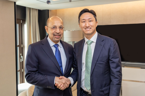 HD현대 정기선 수석부회장(오른쪽)이 25일 사우디 칼리드 알팔리 투자부장관을 만나 사업 협력을 논의했다. /사진=HD현대