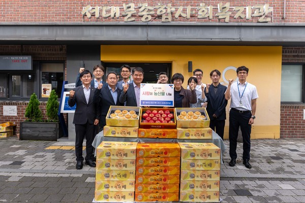 양재영 농협은행 리스크관리부문 부행장(앞줄 왼쪽 세번째), 정미령 서대문종합사회복지관 관장(앞줄 왼쪽 네번째) 및 임직원들이 이날 서대문종합사회복지관에서 열린 사랑의 농산물 나눔행사에서 기념촬영을 하고 있다. / 사진=NH농협은행