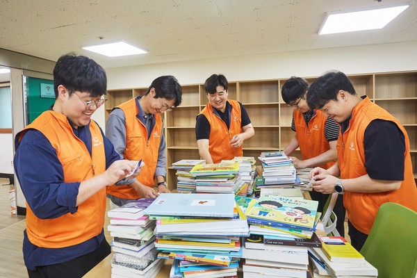㈜한화 건설부문 임직원들이 포레나 도서관 104호점 조성 봉사활동을 하고 있다. /사진=㈜한화 건설부문