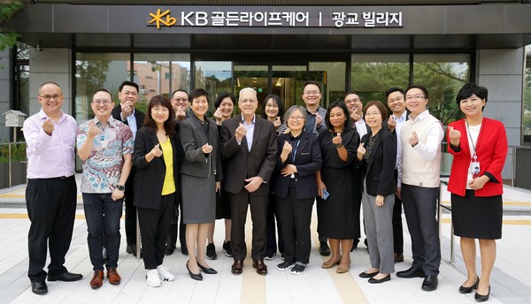 지난 23일 KB골든라이프케어 광교 빌리지 벤치마킹 투어 종료 후, 마크 스티븐 말레이시아 생명보험협회장(앞줄 오른쪽 여섯 번째)과 조아영 KB골든라이프케어 광교 빌리지 시설장(앞줄 오른쪽 다섯 번째)이 말레이시아 생명보험사 최고경영자(CEO) 및 임원단과 함께 기념사진을 촬영하고 있다. / 사진=KB라이프