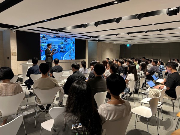 한국앤컴퍼니그룹이 지난 8월 판교 본사 테크노플렉스에서 진행한 '모빌리티 인스퍼레이션 데이' 첫 특강에서 장진택 미디어오토 대표가 '전기차·자율주행 시대에 필요한 준비'를 발표하고 있다./사진=한국앤컴퍼니그룹