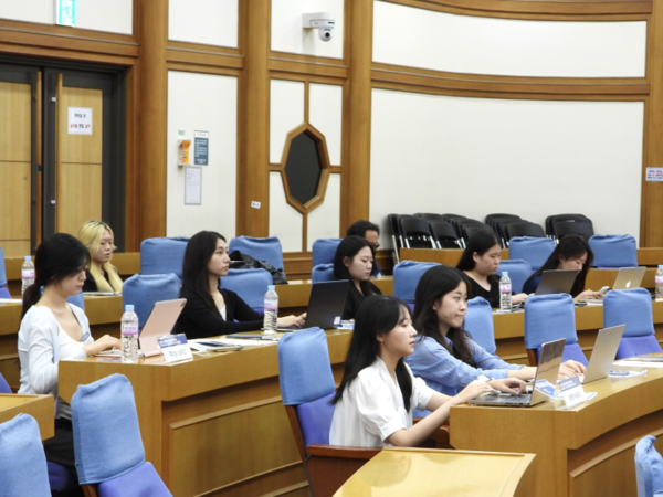 대학생 서포터즈가 포럼 현장 취재 및 기록하는 활동 모습. /사진=인터넷신문윤리위원회