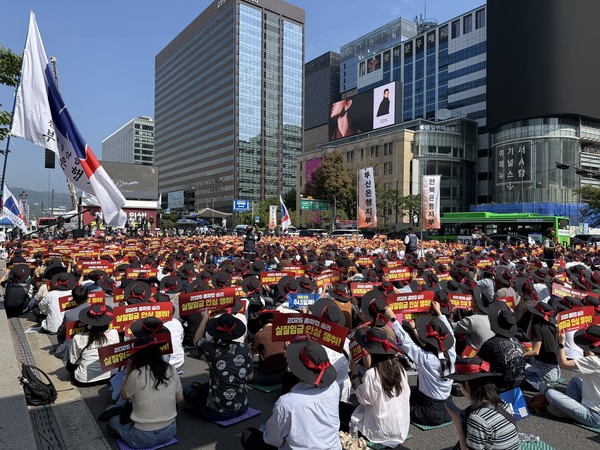 전국금융산업노동조합(금융노조) 조합원들이 26일 서울 종로구 세종대로에서 열린 9·26 총파업 결단식에서 실질임금 인상과 주 4.5일제 근무를 촉구하고 있다. / 사진=류지현 기자