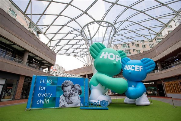 아브뉴프랑 광교가 유니세프와 함께 HUG 캠페인의 일환으로 '허그 포 에브리 차일드'(HUG for every child) 전시를 개최하고 대형 베어벌룬 작품이 설치했다. /사진=호반프라퍼티