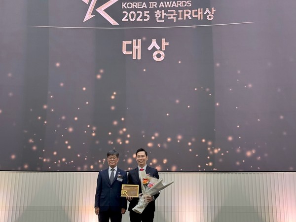 2025 한국IR대상 시상식에서 김기경(왼쪽) 한국거래소 부이사장과 신재하(오른쪽) 에이피알 CFO 겸 부사장이 기념촬영을 하고 있다. /사진=에이피알