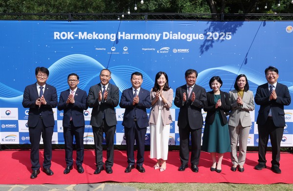26일 서울 삼청각에서 열린  메콩 5개국 주한대사 간담회에서 (왼쪽 네 번째부터) 윤석대 사장, 김효정 환경부 물이용정책관 등 비롯한 참석자들이 기념촬영을 하고 있다./사진=한국수자원공사