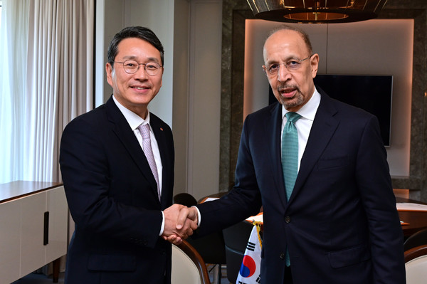 (왼쪽) 조주완 LG전자 CEO가 지난 26일 서울 중구 롯데호텔에서 칼리드 알팔리 사우디아라비아 투자부 장관과 만나 AI 데이터센터 냉각 솔루션 공급 등 협력 방안을 논의했다./사진=LG전자