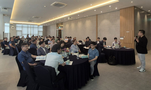 BNK금융그룹은 지난 24일 부산시티호텔에서 '제2회 동남권 중소기업 ESG(환경·사회·지배구조) 인재양성 교육'을 성황리에 개최했다. / 사진=BNK금융그룹