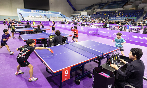 '제4회 일우배 전국탁구대회'에 참가한 선수들이 경기를 하는 모습. /사진=한진그룹