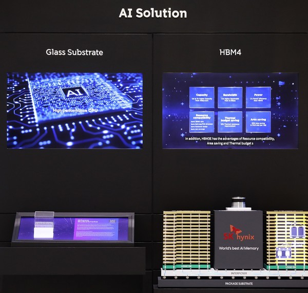 (왼쪽부터) AI 데이터센터에 필요한 SK그룹 AI 생태계 핵심 제품 SKC '유리기판'과 SK하이닉스 '고대역폭메모리4'(HBM4). /사진=SK그룹