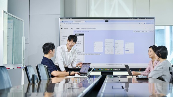 SK텔레콤이 SK AX와 공동 개발한 업무용 인공지능(AI) 에이전트 '에이닷 비즈'(A. Biz)를 올 연말까지 SK그룹 25개 멤버사로 확산한다고 29일 밝혔다. SK텔레콤 구성원들이 ‘에이닷 비즈’를 활용해 업무를 진행하고 있다. /사진=SK텔레콤