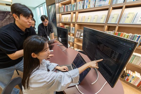 KT 기술혁신부문 연구원들이 'SOTA K'를 테스트하고 있다.