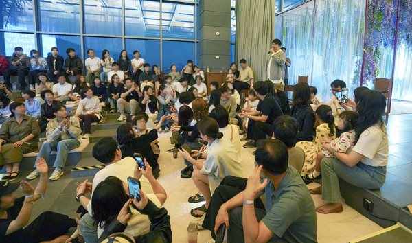 하이브 패밀리 나이트 인사말하는 방시혁 의장 /사진=하이브