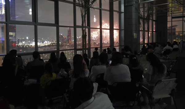 하이브 패밀리 나이트 불꽃축제 관람 /사진=하이브