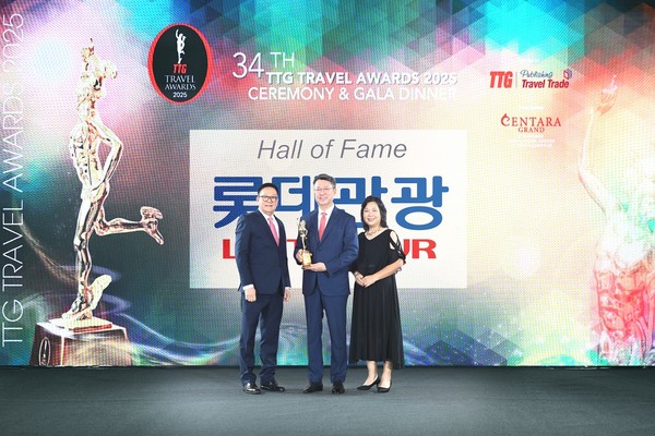  TTG다렌 응 아시아 대표(왼쪽), 롯데관광개발 백현 대표이사 사장이 수상 후 포즈를 취했다. /사진= 롯데관광개발