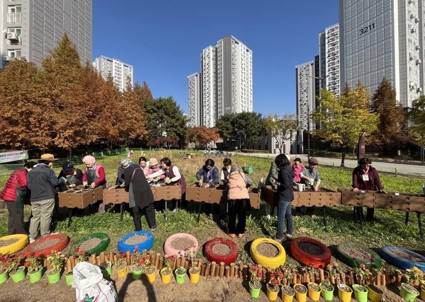 지난 2024년 산림치유 프로그램에 참여한 LH 임대단지 어르신들의 모습./사진=LH