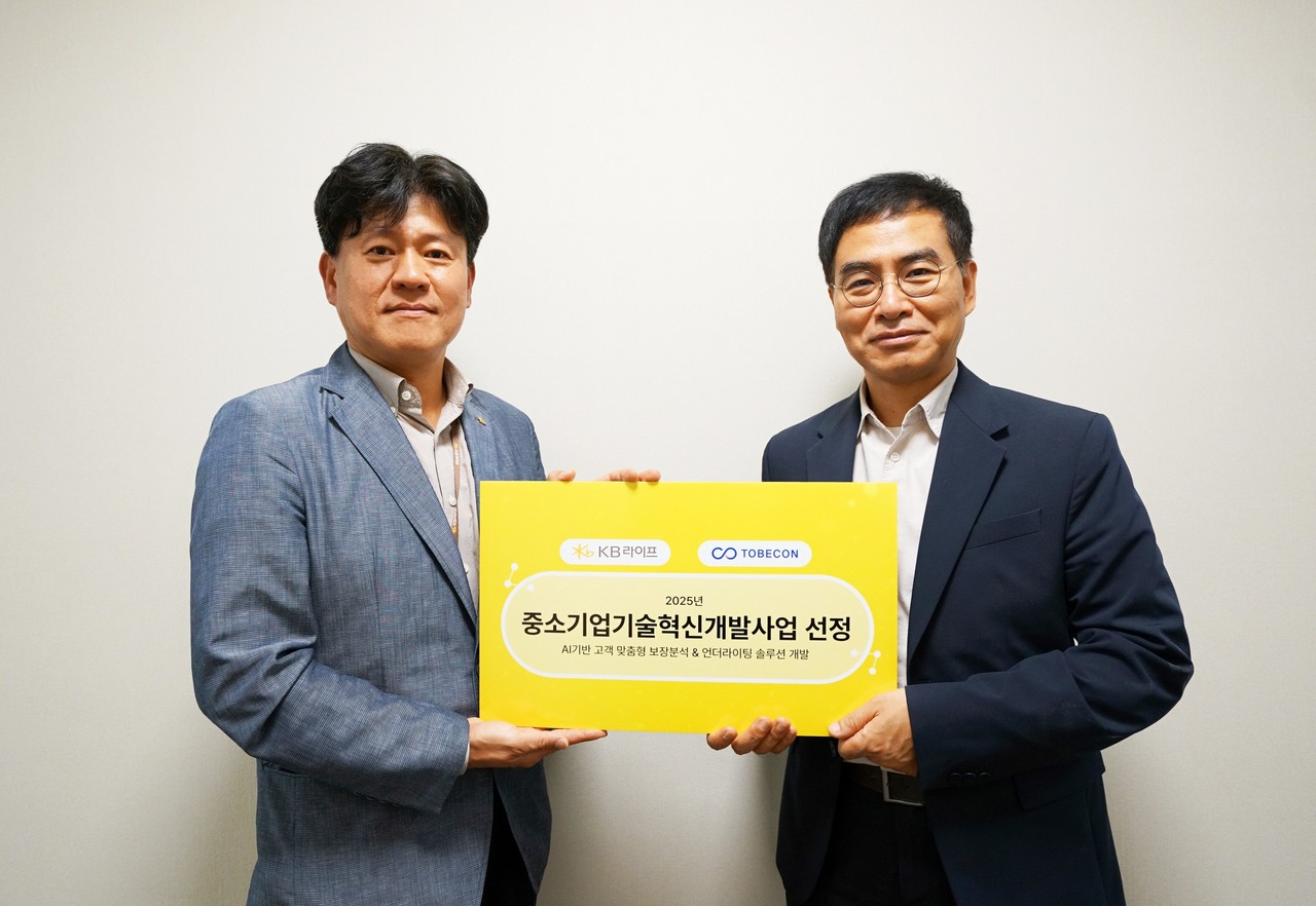 한기혁 KB라이프 혁신상품본부장(왼쪽)과 노정한 투비콘 대표이사(오른쪽)가 ‘중소기업혁신개발사업 선정’ 기념사진을 촬영하고 있다. / 사진=KB라이프