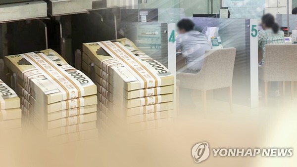 퇴직연금 실물이전 서비스로 금융사 간 자금 이동이 활발해지면서 증권사가 높은 수익률을 앞세워 은행권과의 경쟁을 본격화하고 있다. / 사진=연합뉴스