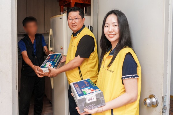 HDC현대산업개발이 추석을 맞아 서울 송파구에서 전국 릴레이 봉사활동 4번째 행사를 진행했다 .(오른쪽 두 번째) 송충근 HDC현대산업개발 도시정비수주팀장 등이 1인 가구에 건강식품키트를 전달하고 있다./사진=HDC현대산업개발