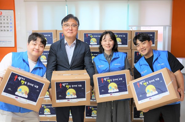 남성현 창신2동 동장(왼쪽 두번째)과 우리카드 임직원들이 행복 꾸러미 전달에 함께한 뒤 기념촬영을 하고 있다. / 사진=우리카드