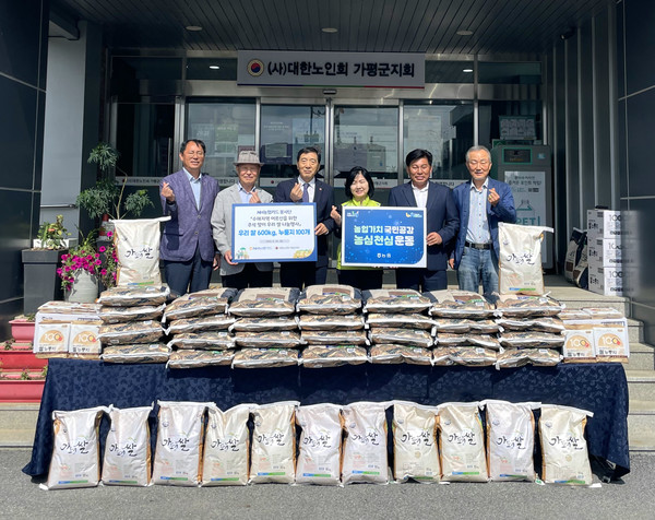 이민경 NH농협카드 사장(오른쪽 세번째), 장동규 가평군농협 조합장(오른쪽 두번째), 장동원 대한노인회 가평군지회장(왼쪽 세번째)이 29일 대한노인회 가평군지회에서 기념촬영을 하고 있다. / 사진=NH농협카드